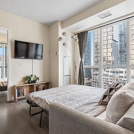 3 Bedroom Beside Cn Tower With Parking Downtown Toronto Bagian luar foto