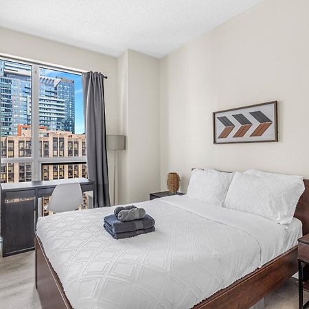 3 Bedroom Beside Cn Tower With Parking Downtown Toronto Bagian luar foto