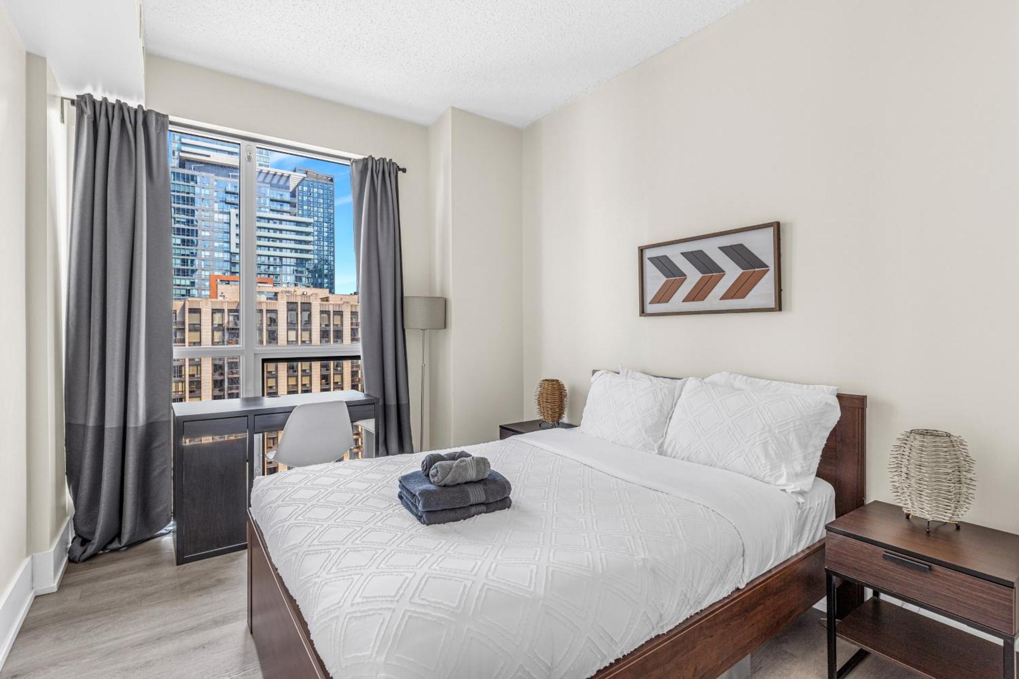 3 Bedroom Beside Cn Tower With Parking Downtown Toronto Bagian luar foto