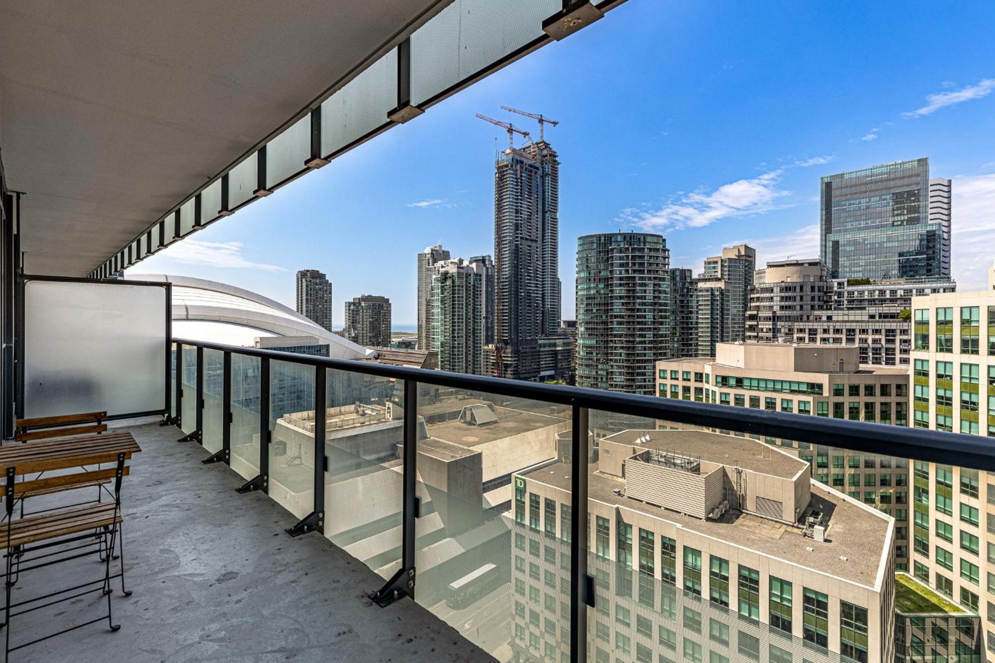 3 Bedroom Beside Cn Tower With Parking Downtown Toronto Bagian luar foto