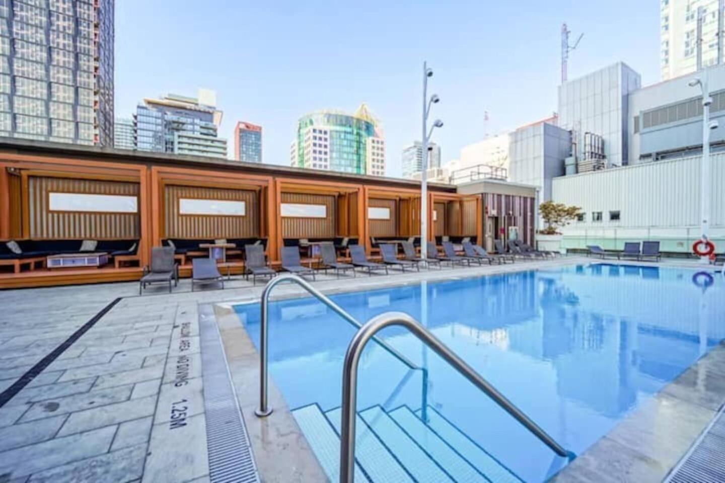 3 Bedroom Beside Cn Tower With Parking Downtown Toronto Bagian luar foto
