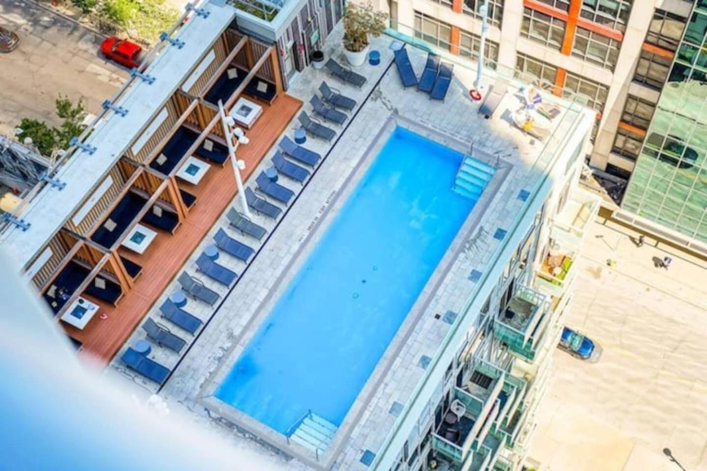 3 Bedroom Beside Cn Tower With Parking Downtown Toronto Bagian luar foto