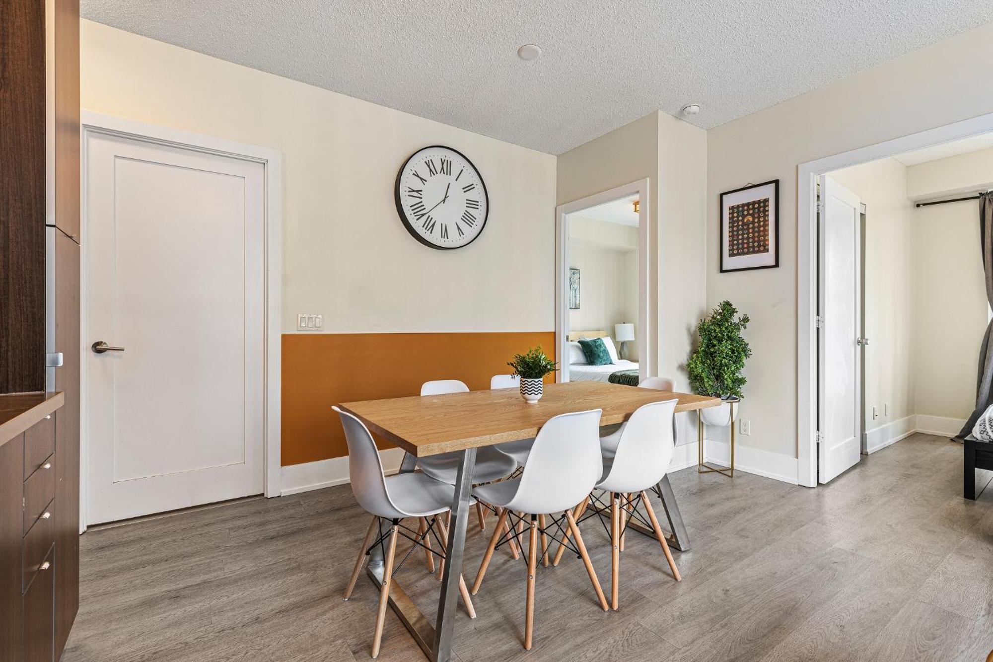 3 Bedroom Beside Cn Tower With Parking Downtown Toronto Bagian luar foto