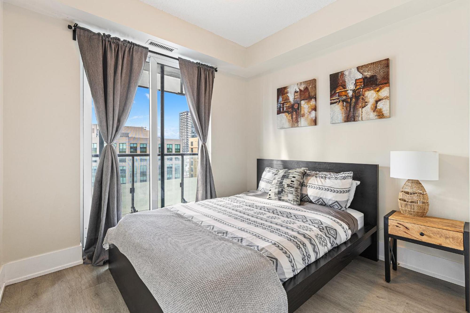 3 Bedroom Beside Cn Tower With Parking Downtown Toronto Bagian luar foto