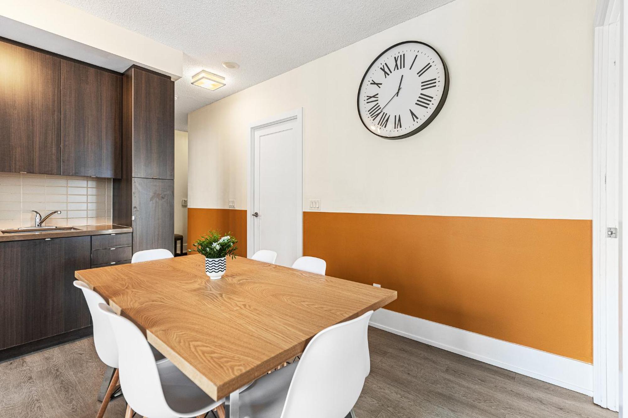 3 Bedroom Beside Cn Tower With Parking Downtown Toronto Bagian luar foto