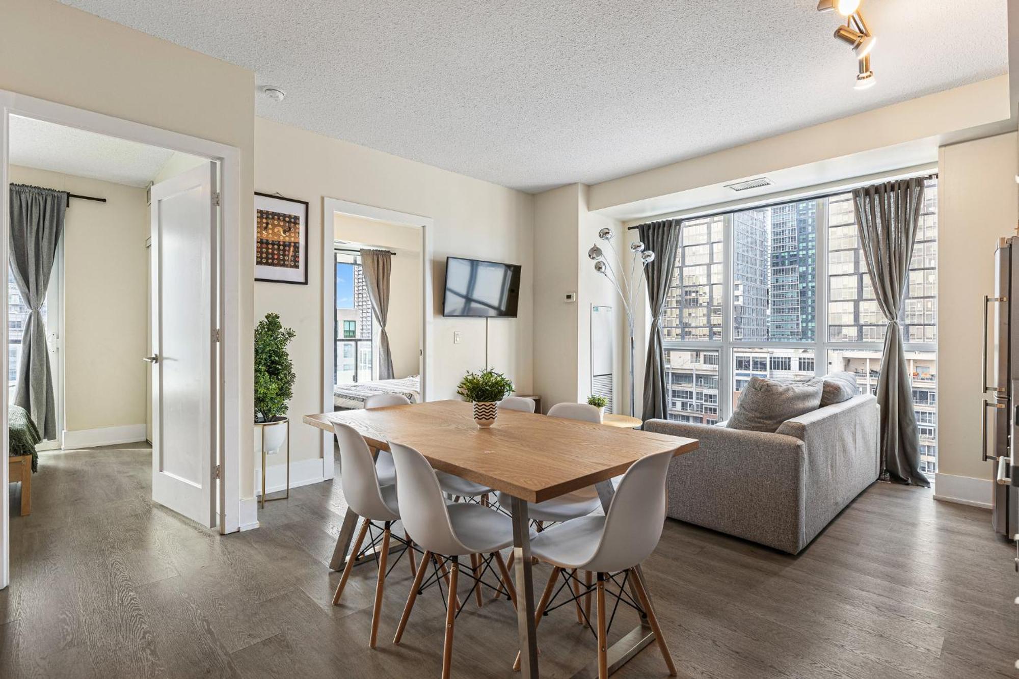 3 Bedroom Beside Cn Tower With Parking Downtown Toronto Bagian luar foto