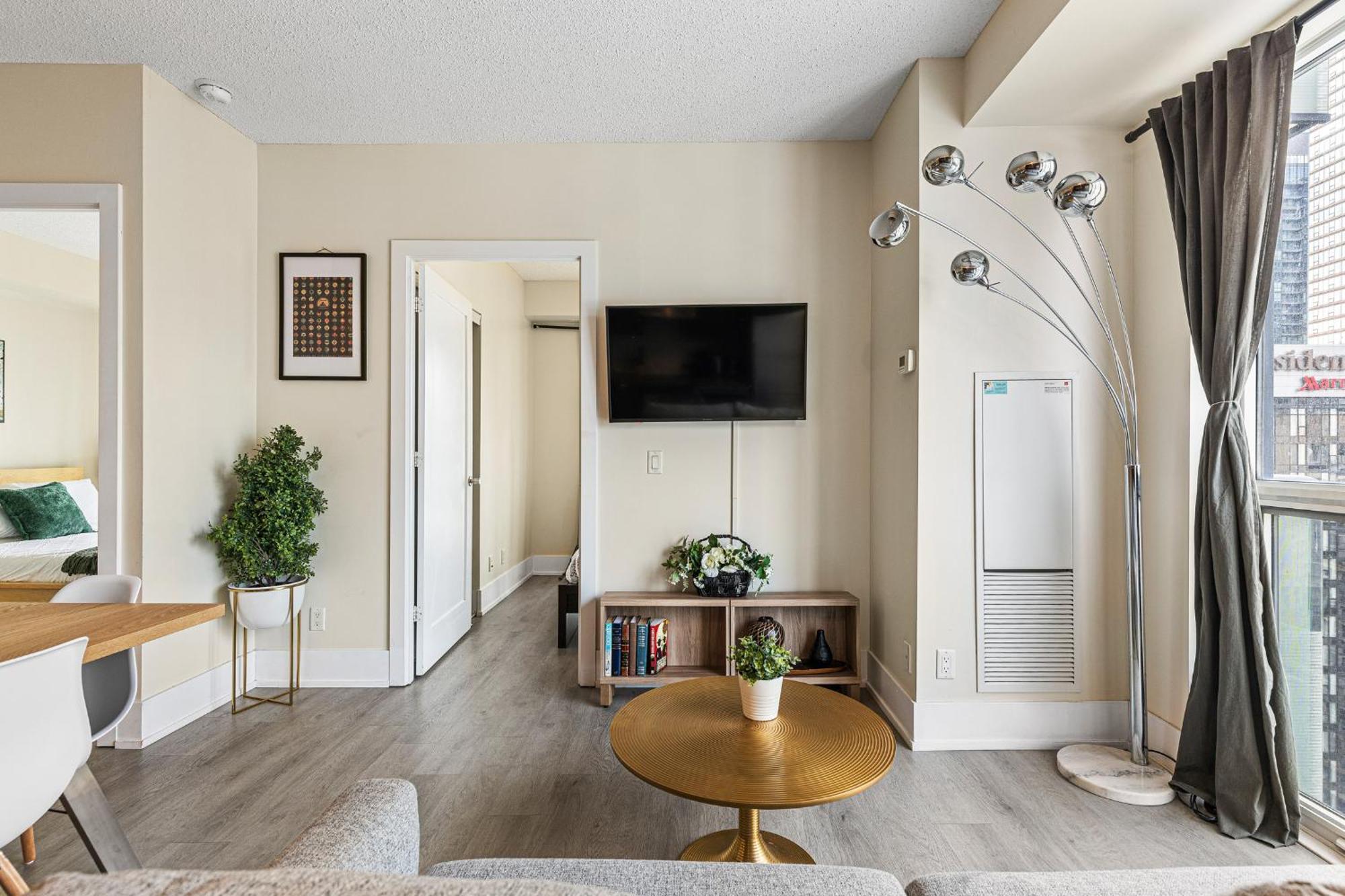 3 Bedroom Beside Cn Tower With Parking Downtown Toronto Bagian luar foto