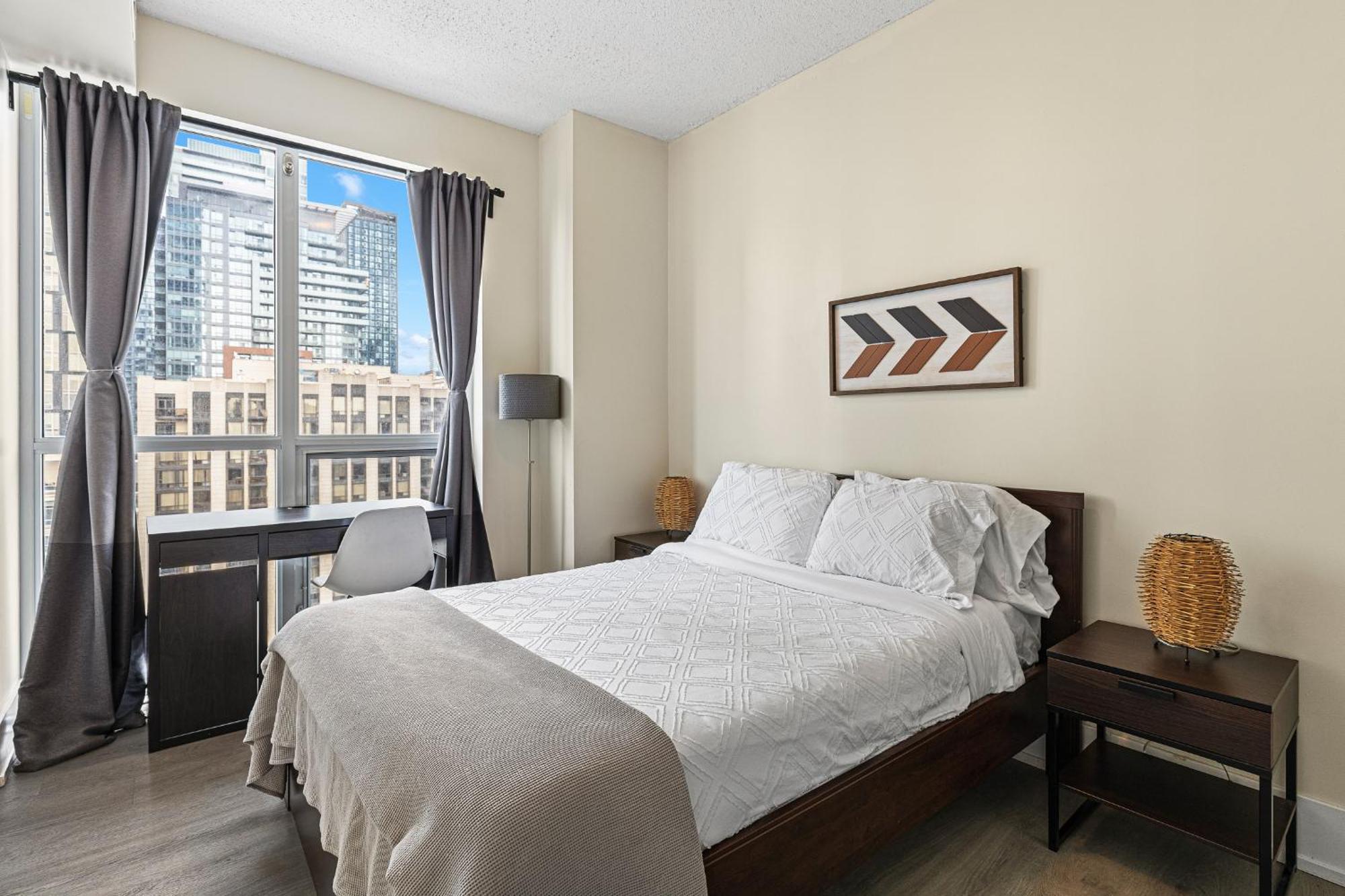 3 Bedroom Beside Cn Tower With Parking Downtown Toronto Bagian luar foto