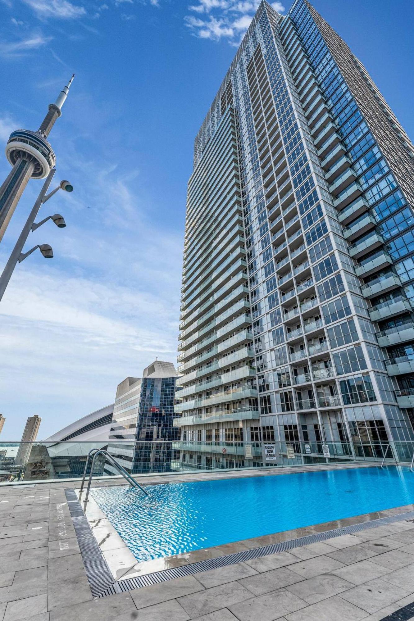 3 Bedroom Beside Cn Tower With Parking Downtown Toronto Bagian luar foto